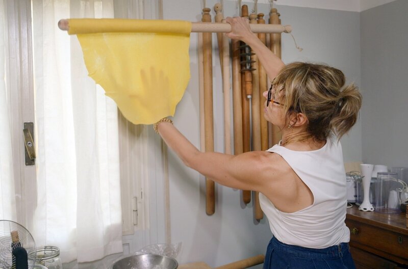 Der perfekte Teig für die Tortellini: Cristina Rossi widmet sich als „Cesarina“ der Bewahrung bolognesischer Küchentraditionen. – Bild: ZDF /​ Florianfilm