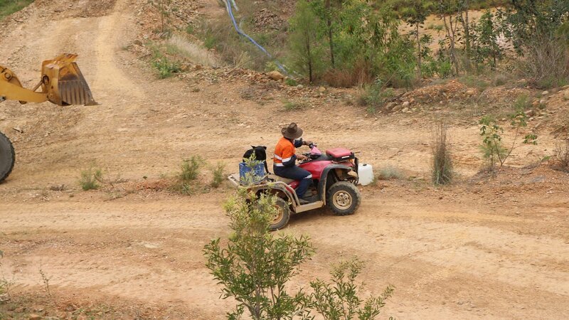 Der Mann fährt. – Bild: Warner Bros. Discovery