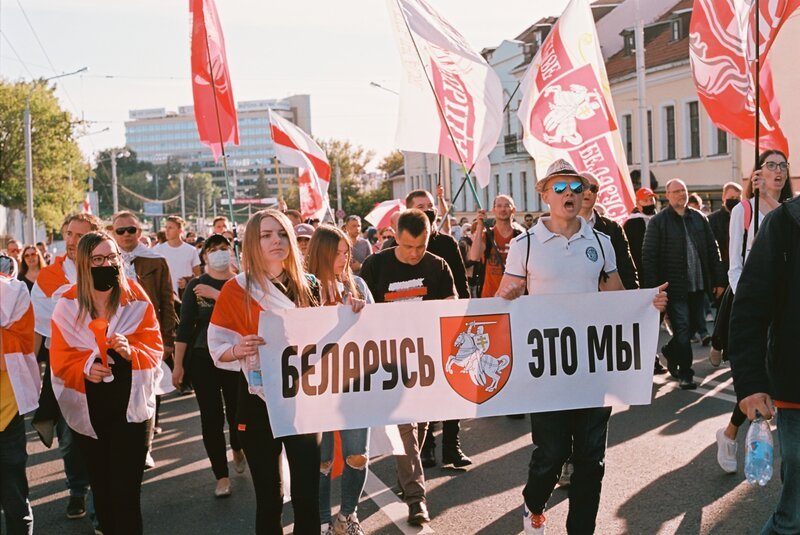 Die Menschen in Belarus demonstrieren für ein Belarus ohne Lukaschenko – mit der rot-weißen Flagge. – Bild: Andrew Keymaster/​Unsplash