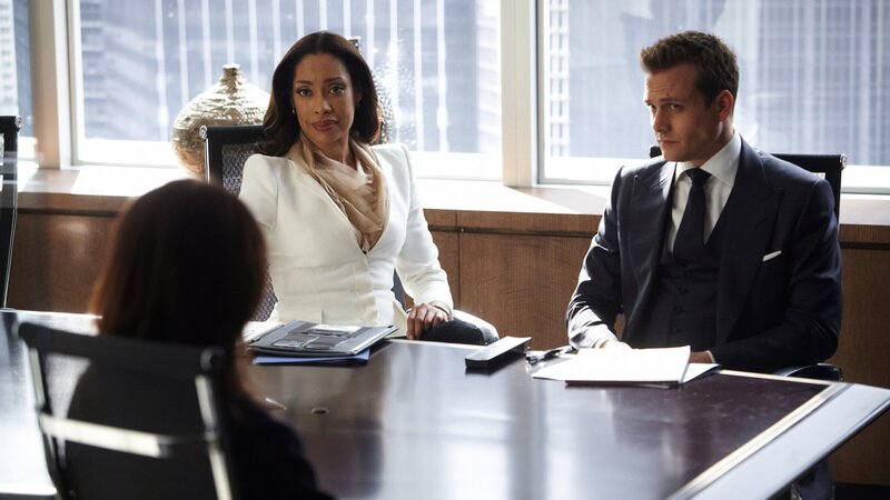 Jessica (Gina Torres, M.) und Harvey (Gabriel Macht, r.) ziehen im Fall Ava Hessington (Michelle Fairley, l.) an einem Strang – doch ihr Gegenspieler scheint ihnen einen Schritt voraus. Ein riskanter Prozess beginnt. – Bild: ZDF und USA Network