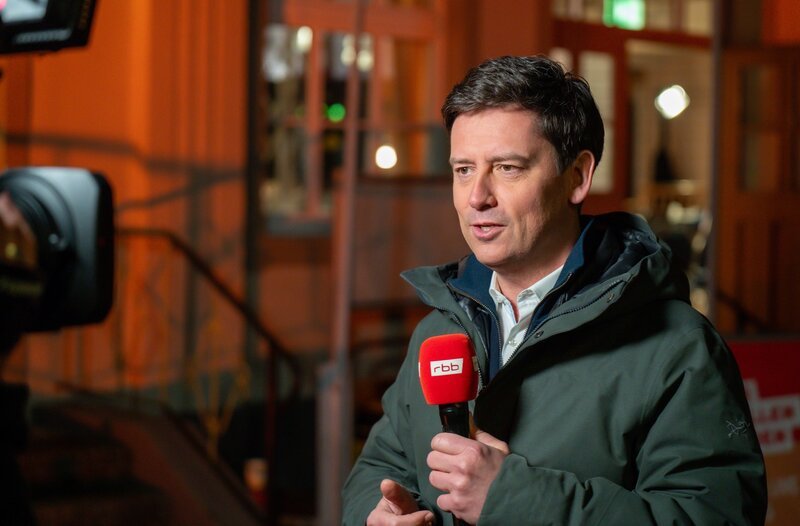 Gastgeber Sascha Hingst lädt Bürgerinnen und Bürger aus Berlin und Brandenburg zu sich, um die Themen, die die Menschen bewegen, lösungsorientiert zu debattieren. – Bild: rbb/​Thomas Ernst