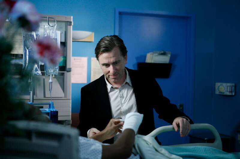 Zwei Polizisten haben einen afroamerikanischen Jugendlichen verfolgt, den sie für einen Drogendealer hielten. Dabei schoss einer der Beamten angeblich aus Notwehr auf den Jungen, der nun mit schweren Verletzungen im Krankenhaus liegt. Dr. Cal Lightman (Tim Roth) soll klären, ob es wirklich Notwehr war oder die Tat einen rassistischen Hintergrund hat. – Bild: TVP