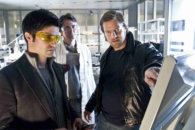 Dank der DNA-Untersuchungen des Pathologen Roland Meisner (Robert Lohr, M.) kommen Andreas (Maximilian Grill, l.) und Mick (Henning Baum, r.) einem ziemlich ausgebufften Spiel auf die Spur … – Bild: SAT.1 /​ Martin Rottenkolber