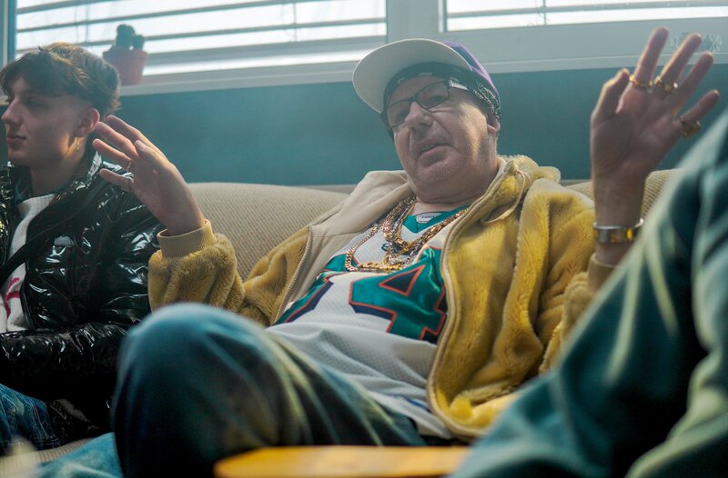 Direktor Leibrandt (Ludger Pistor) hat ein paar Schüler beim Kiffen erwischt und hilft ihnen beim Nachsitzen. – Bild: SWR/​siri.capture