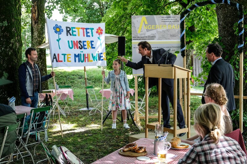 Von links: Martin Lochner (Andreas Tobias), Fee Lochner (Joline Letizia Schwärzler), Joseph Angerer (Siegfried Terpoorten) und Bankier Leidinger (Thomas Birnstiel). – Bild: Susanne Bernhard /​ BR /​ Filmbüro Münchner Freiheit GmbH