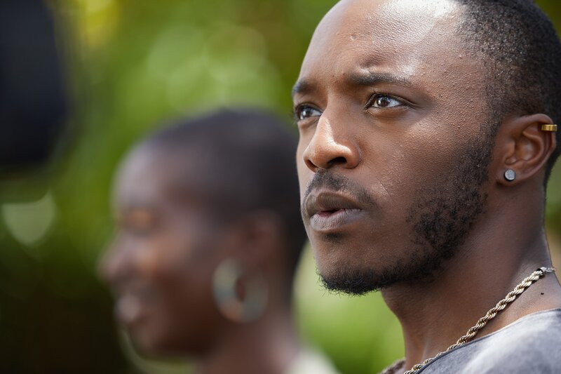 Der Assistent Anthony (Caleb Frederick) verhält sich verdächtig im Fall der ermordeten Künstlerin Donna Harman. – Bild: ZDF und Denis Guyenon