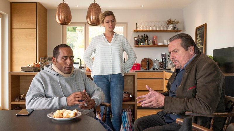 Beissl versucht Licht ins Dunkel zu bringen. Ist etwas dran an den Anschuldigungen gegen Jerry? Von links: Jerry (Peter Marton), Johanna (Ines Lutz) und Beissl (Andreas Giebel). – Bild: ARD/​BR/​Lucky Bird Pictures/​Andreas Steffan