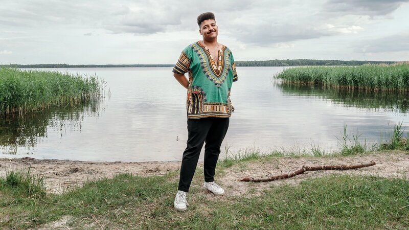 Als politischer Bildner setzt Dennis (33) sich besonders für Ostdeutschland ein. In seine brandenburgische Heimat kehrt er gern zurück. – Bild: ZDF und Jens Gyarmaty