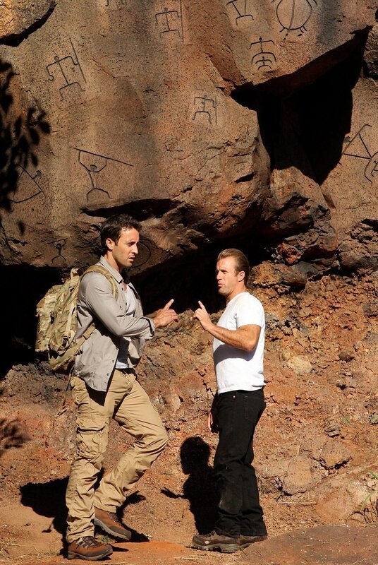 Unternehmen einen Wanderausflug in die Berge, der völlig anders endet als geplant: Steve (Alex O’Loughlin, l.) und Danny (Scott Caan, r.) … – Bild: MARIO PEREZ /​ CBS ENTERTAINMENT /​ CBS Broadcasting Inc.