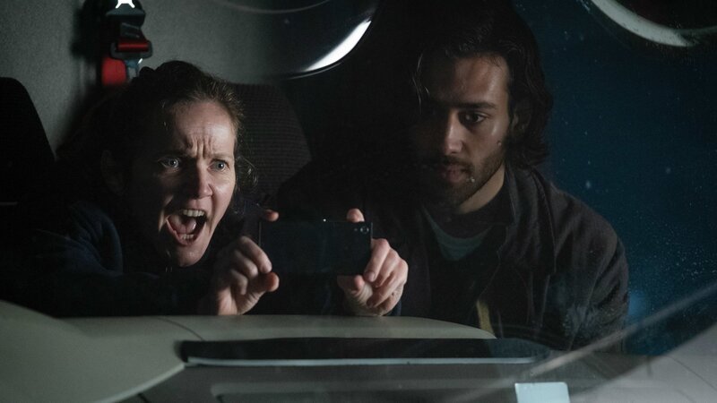 Edith Lyons (Jessica Hynes) riskiert ihr Leben, um Viktor Goraya (Maxim Baldry) aus einem Flüchtlingslager zu befreien. – Bild: ZDF und Matt Squire