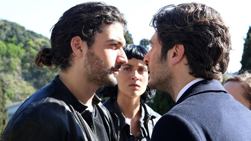 Lorenzo (Giacomo Giorgio, l.) und Luca (Lino Guanciale, r.) sind sich Spinne Feind. Hat das etwas mit Alex (Sophie Pfennigstorf, M.) zu tun? – Bild: ZDF und Cristina Di Paolo Antonio