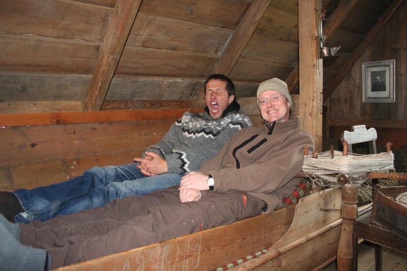 Willi und Hans-Martin in der Schlafkoje eines Traditionshauses. – Bild: BR/​megaherz