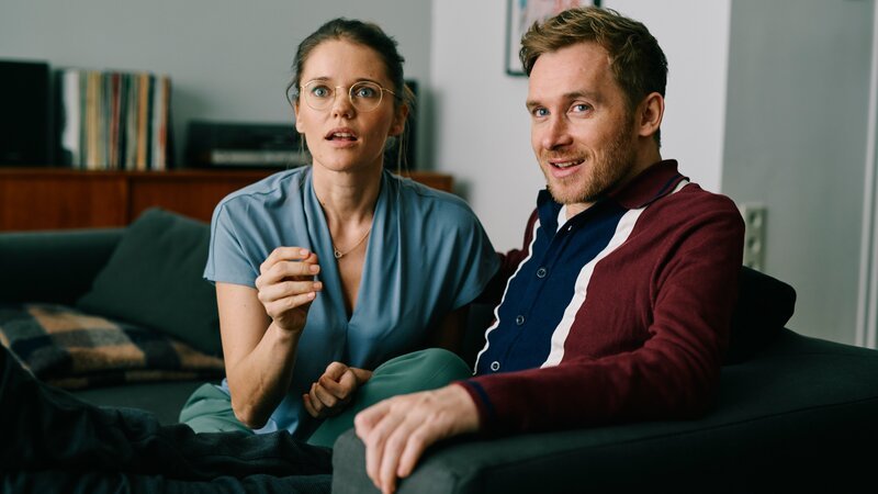 Lena (Sarah Elena Koch) und Matze (Maeve Metelka) – Bild: FELIX VRATNY