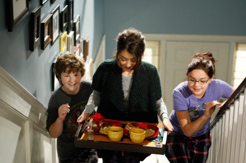 Luke (Nolan Gould), Haley (Sarah Hyland, Mi.) und Alex (Ariel Winter) wollen ihre Eltern zum Hochzeitstag überraschen und ihnen Frühstück ans Bett bringen, doch dabei erwischen sie Claire und Phil in flagranti … – Bild: ViacomCBS