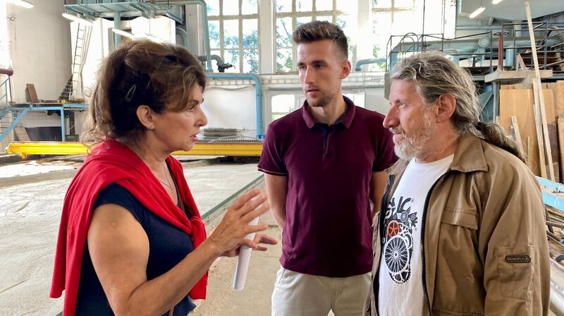 Katarina Holubová, die Leiterin des Instituts für Wasserforschung in Bratislava, sucht mit ihren Mitarbeitern eine Lösung für das austrocknende Donau-Binnendelta. – Bild: NDR/​TELLUX-Film GmbH/​Till Lehmann