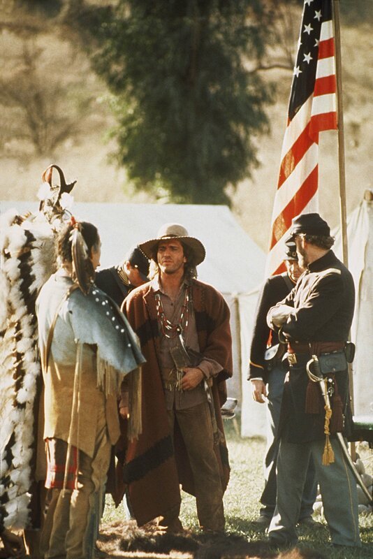 Immer wieder muss Byron Sully (Joe Lando, M.) zwischen den Cheyenne und der Armee vermitteln. Keine leichte Aufgabe … – Bild: Sat.1 Gold