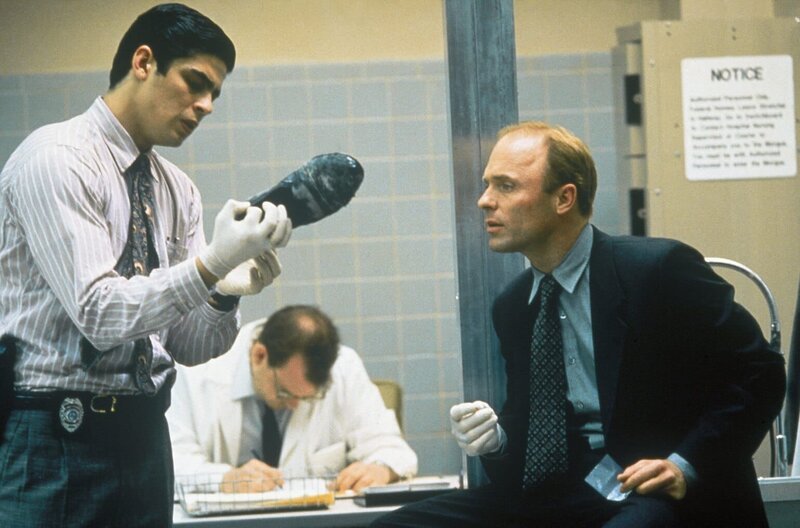 Lamar Dickey (Benicio Del Toro, l.) zeigt seinem Kollegen Kyle Bodine (Ed Harris, r.) interessante Spuren am Schuh des Mordopfers … – Bild: Kabel Eins Classics Lamar Dickey (Benicio Del Toro, l.) zeigt seinem Kollegen Kyle Bodine (Ed Harris, r.) interessante Spuren am Schuh des Mordopfers … – Bild: Kabel Eins Classics