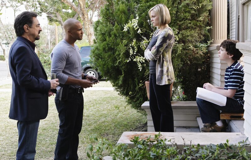 Rossi (Joe Mantegna, l.) und Morgan (Shemar Moore, 2.v.l.) versuchen mit Hilfe von Kate (Martha Anne Madison, 2.v.r.) und Stanley (Jake Cherry, r.) einen Serientäter zu schnappen … – Bild: ABC Studios /​ Sonja Flemming