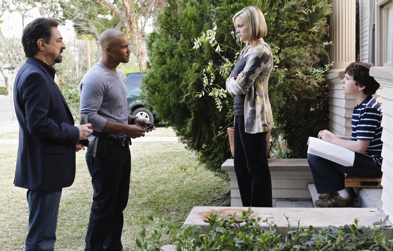 Rossi (Joe Mantegna, l.) und Morgan (Shemar Moore, 2.v.l.) versuchen mit Hilfe von Kate (Martha Anne Madison, 2.v.r.) und Stanley (Jake Cherry, r.) einen Serientäter zu schnappen … – Bild: ABC Studios /​ Sonja Flemming