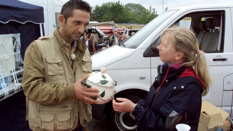 Trödelprofi Mauro Corradino mit Angelika auf dem Flohmarkt – Bild: RTL II