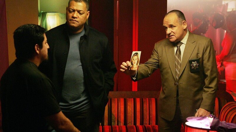 Ihre Ermittlungen führen Dr. Raymond Langston (Laurence Fishburne, 2.v.li.) und Captain Brass (Paul Guilfoyle, re.) in das „Lucha Libre“, einem Ort, an dem eine spezielle Kampfart ausgeübt wird. Kannten die Gäste das Opfer Sylvia Mallick? – Bild: MG RTL D /​ CBS