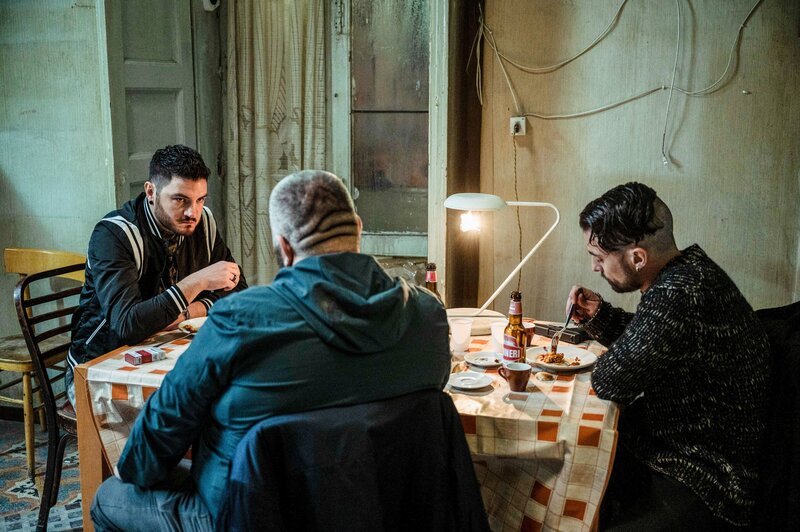 Ciros treuer Helfer Belle’ Bbuono (Alessandro Palladino, li.) in einer konspirativen Wohnung. – Bild: ORF/​Beta Film/​Marco Ghidelli