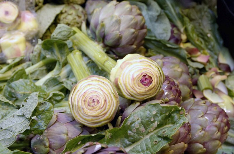 Artischocken sind ein beliebtes Gemüse auf dem Trionfale-Markt in Rom; frisch geschnitten werden sie an die Kunden verkauft. – Bild: ZDF /​ Jacopo Brucculeri