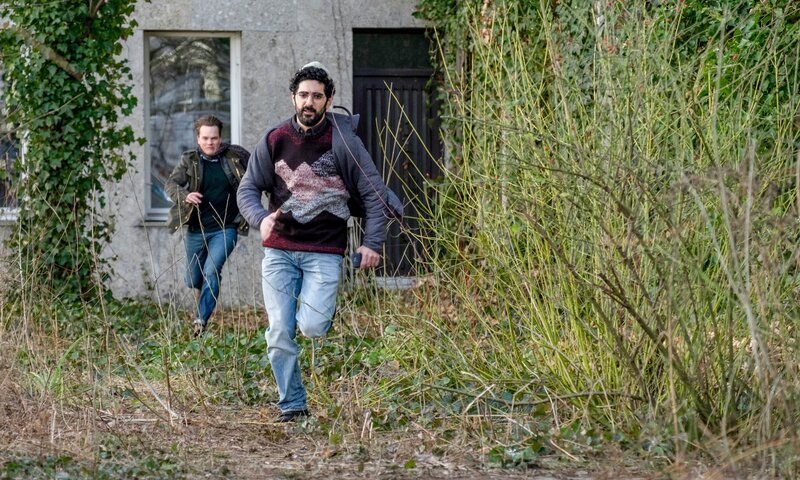 Der syrische Flüchtling Ahmad Sameer (Reza Brojerdi, r.) gerät unter Verdacht. Als Tom Kupfer (Ludwig Blochberger, l.) ihn deswegen befragen möchte, flüchtet er. – Bild: Erika Hauri /​ ORF /​ ZDF