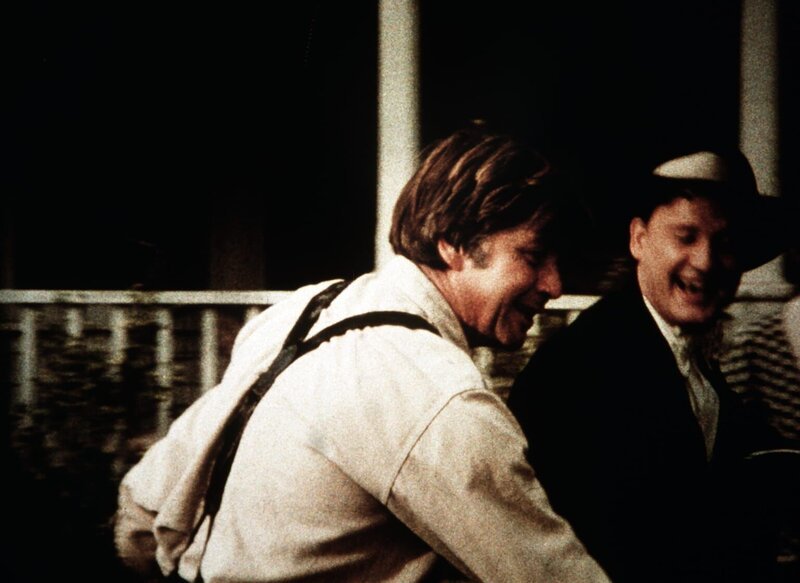 Anfangs freut sich John (Ralph Waite, l.) sehr über den Besuch von Tip Harrison (James Antonio, r.), einem alten Kriegskameraden … – Bild: WARNER BROS. INTERNATIONAL TELEVISION Lizenzbild frei