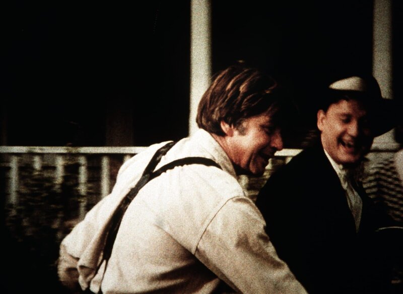 Anfangs freut sich John (Ralph Waite, l.) sehr über den Besuch von Tip Harrison (James Antonio, r.), einem alten Kriegskameraden … – Bild: WARNER BROS. INTERNATIONAL TELEVISION Lizenzbild frei