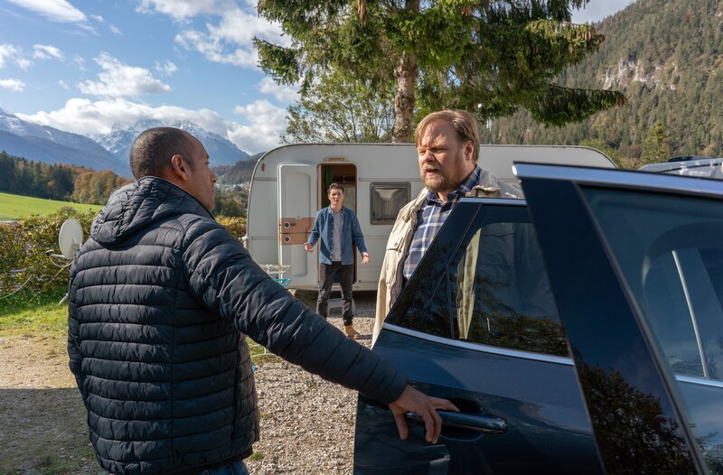 Hannes Spöck (Lukas Schmidt, h.M.) sieht, wie sein Vater Simon (Michael Grimm, r.) von Jerry Paulsen (Peter Marton, l.) abgeholt wird. – Bild: ARD /​ Lucky Bird Pictures /​ Angela M. Schlabitz