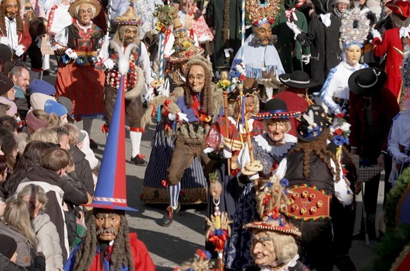Alle vier Jahre kann man mitten in den Tiroler Bergen einen besonderen Fastnachtsumzug bewundern: Beim Imster Schemenlaufen ziehen maskierte Gestalten zum Klang von Kuhglocken und Fanfaren durch den Ort. – Bild: Elephant Doc