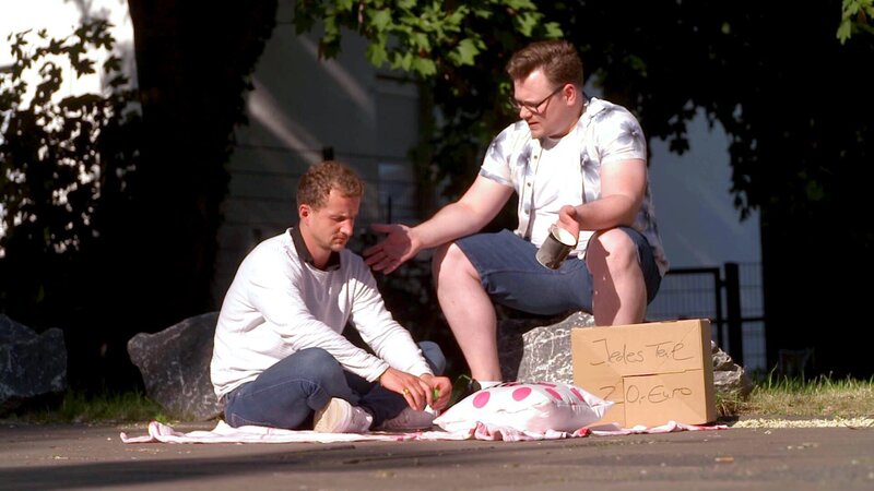 S06E03: Rosa und Jacqueline sind sauer, weil Leonard die WG-Kasse geplündert hat. Sie verlangen, dass er das Geld zurückbringt. Leonard versucht mit Tobis Hilfe, schnell neues Geld aufzutreiben. – Bild: RTLZWEI