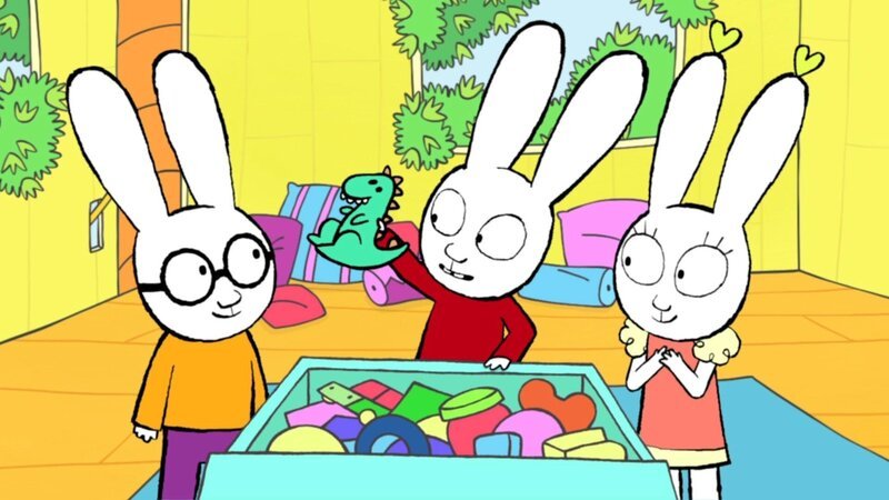 Gemeinsam spielen Ferdinand (l.), Simon (M.) und Lou (r.) im Baumhaus, als sie plötzlich aus einer Ecke ein unheimliches Geräusch vernehmen. – Bild: PLURIMEDIA (Go-N Productions)