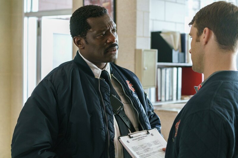 Wallace Boden (Eamonn Walker, l.) und Matthew Casey (Jesse Spencer). – Bild: Parrish Lewis NBCUniversal Media, LLC