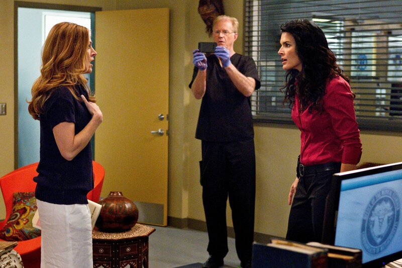 L-R: Maura Isles (Sasha Alexander), Dr. T. Pike (Ed Begley Jr.), Jane Rizzoli (Angie Harmon) – Bild: Turner /​ TM & (C)TURNER ENTERTAINMENT NETWORKS, INC. A TIME WARNER COMPANY. ALL
