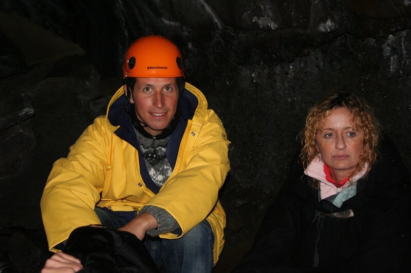 Willi und Sigrun in einer Höhle. – Bild: BR/​megaherz