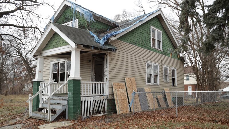 Before shot of the front of the house from the street, as seen on Bargain Block, Season 3. – Bild: HGTV /​ Discover Images /​ Warner Bros. Discovery, Inc.