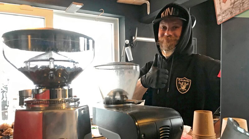 Niko Zagalak will aus einem ehemaligen Kiosk eine Kaffeebude machen. (Weitere Bilder auf Anfrage) – Bild: NDR/Frank Baebenroth Niko Zagalak will aus einem ehemaligen Kiosk eine Kaffeebude machen. (Weitere Bilder auf Anfrage) – Bild: NDR/Frank Baebenroth