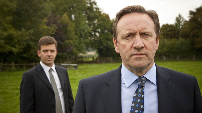 DS Ben Jones (Jason Hughes) und DCI John Barnaby (Neil Dudgeon) haben es wieder mit einem skurrilen Fall zu tun. – Bild: ZDF und Mark Bourdillon