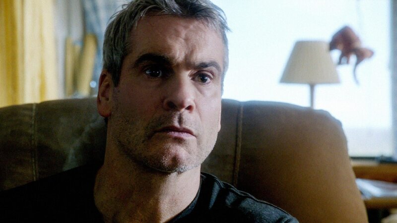 Hat Ray Beckett (Henry Rollins) etwas mit dem aktuellen Fall von Five-O zu tun? – Bild: Best Possible Screen Gra /​ CBS Entertainment /​ CBS Broadcasting, Inc.