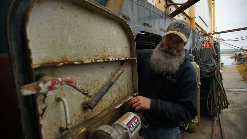Shot of Gary sticking out of door – Bild: Discovery Channel /​ Discovery Communications, LLC