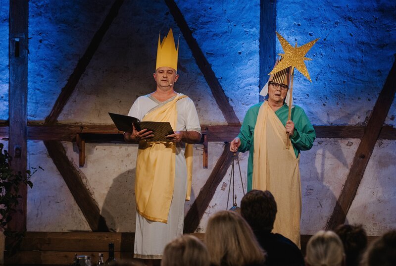 v.l.n.r.: Alois und Elsbeth Gscheidle (Marcus Neuweiler und Birgit Pfeiffer) versuchen sich als die „scheinheiligen Zweikönige“. – Bild: SWR/​Ronny Zimmermann