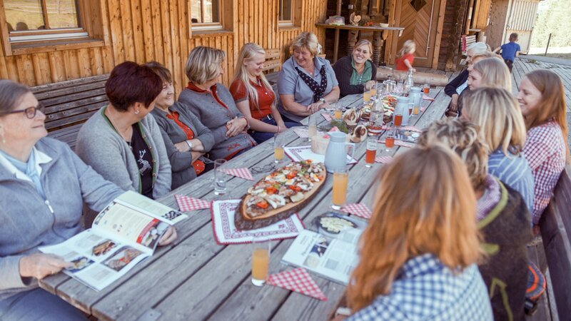 Bäurinnenstammtisch vor der Huaba Hittn auf der Gerlitzen Alpe. – Bild: ORF
