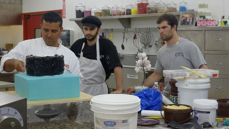 Buddy works on the Moxie Salon cake. – Bild: Wallis Jaklitsch/​Gary Folsom