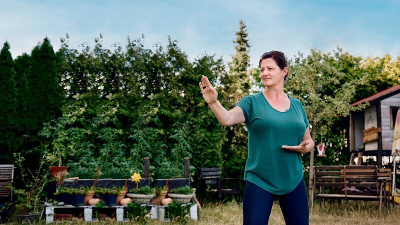Mit regelmäßigem Qi­gong-Training will Claudia ein emotionales Gleichgewicht erreichen. – Bild: ZDF und Nathalie Zimmermann