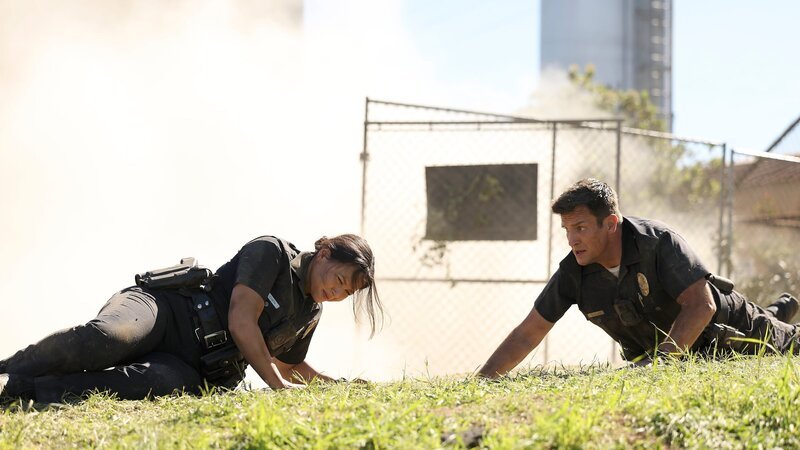 Ein Routineeinsatz nimmt eine lebensgefährliche Wendung, als Nolan (Nathan Fillion) und Chen (Melissa O’Neil) gerade so der Explosion eines deponierten Sprengsatzes entkommen. – Bild: ZDF und Raymond Liu