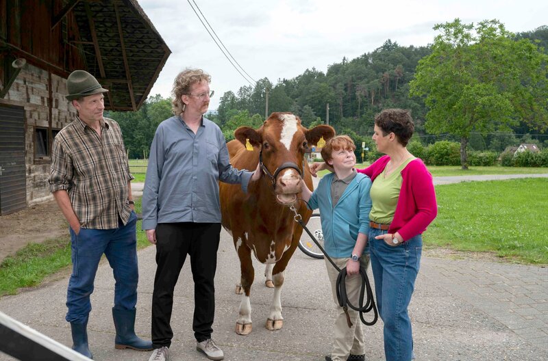 Wer darf Kuh Hermine behalten? v. li.: Bauer Waldi (Michael Schmitter), Schussel Valentin (Uke Bosse), Tadeo (Kajetan Filip Simon) oder Josefine (Sanne Schnapp)? – Bild: SWR/​Maria Wiesler