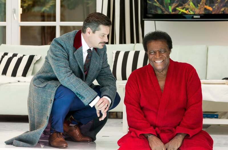 Falk vertritt Roberto Blanco in einem besonderen Fall. Der unbekannte DJ Volbeck hat eine versaute Version seines Klassikers „Ein bisschen Spaß muss sein“ eingespielt und auch noch Erfolg damit. Falk (Fritz Karl, l.) kann Blanco (r.) von einem Singwettbewerb überzeugen. – Bild: PLURIMEDIA (ARD/​Kai Schulz)