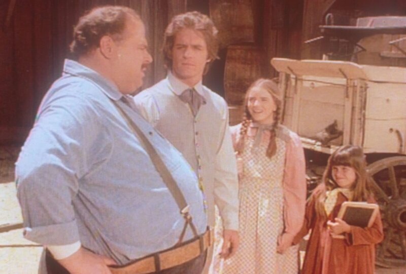 Adam (Linwood Bommer, 2.v.l.) weiß die wohltätige Hilfe von John (Cliff Emmich, r.) zu schätzen. Laura (Melissa Gilbert, 2.v.r.) und Carry (Lindsay Sidney Greenbush, l.) sind auch von der freundlichen und gütigen Art des Mannes fasziniert. – Bild: Sat.1 Gold